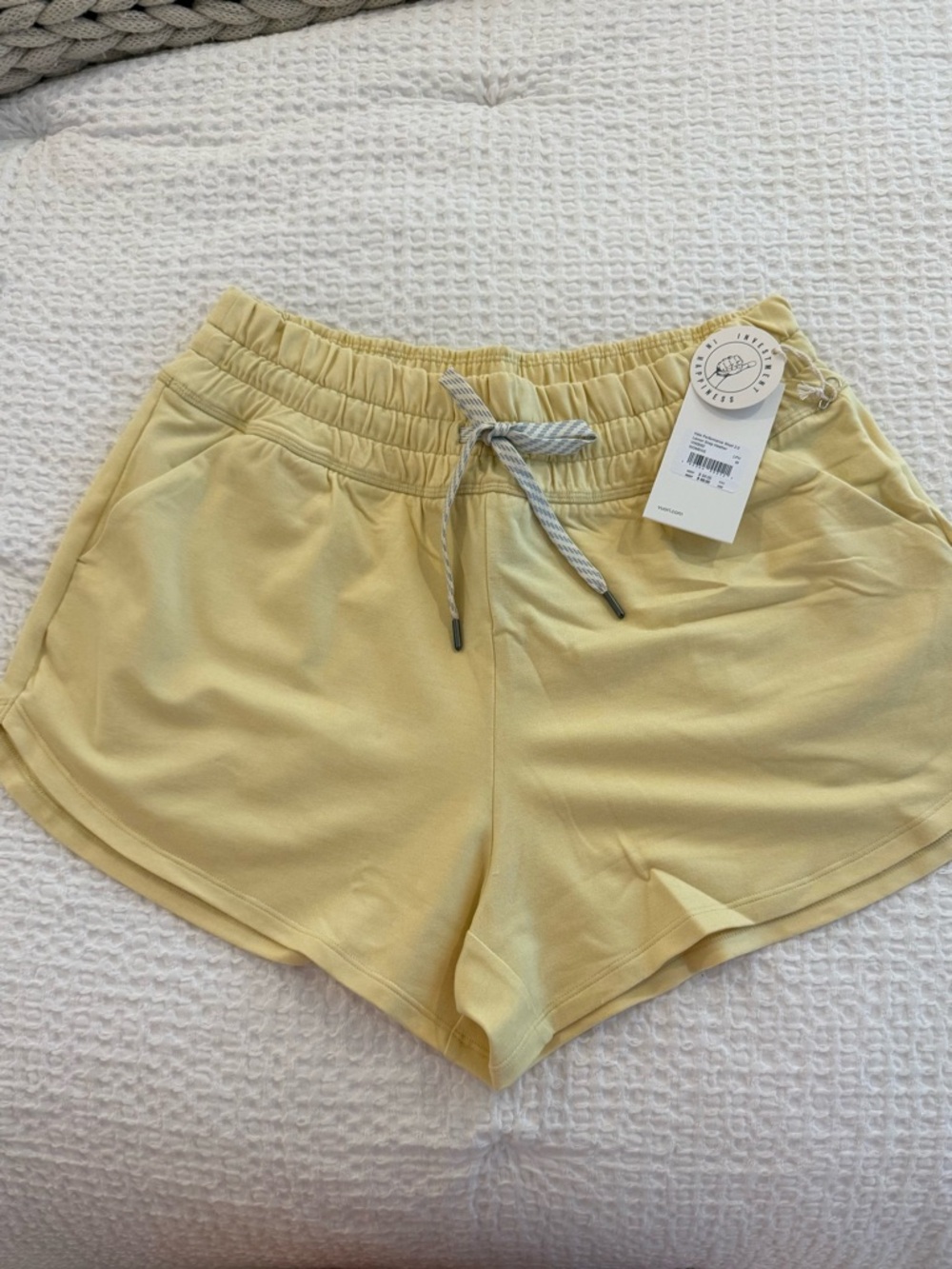 Vuori Women's Shorts in Pale Yellow Halo 2.0 medium lemon snap Heather NWT